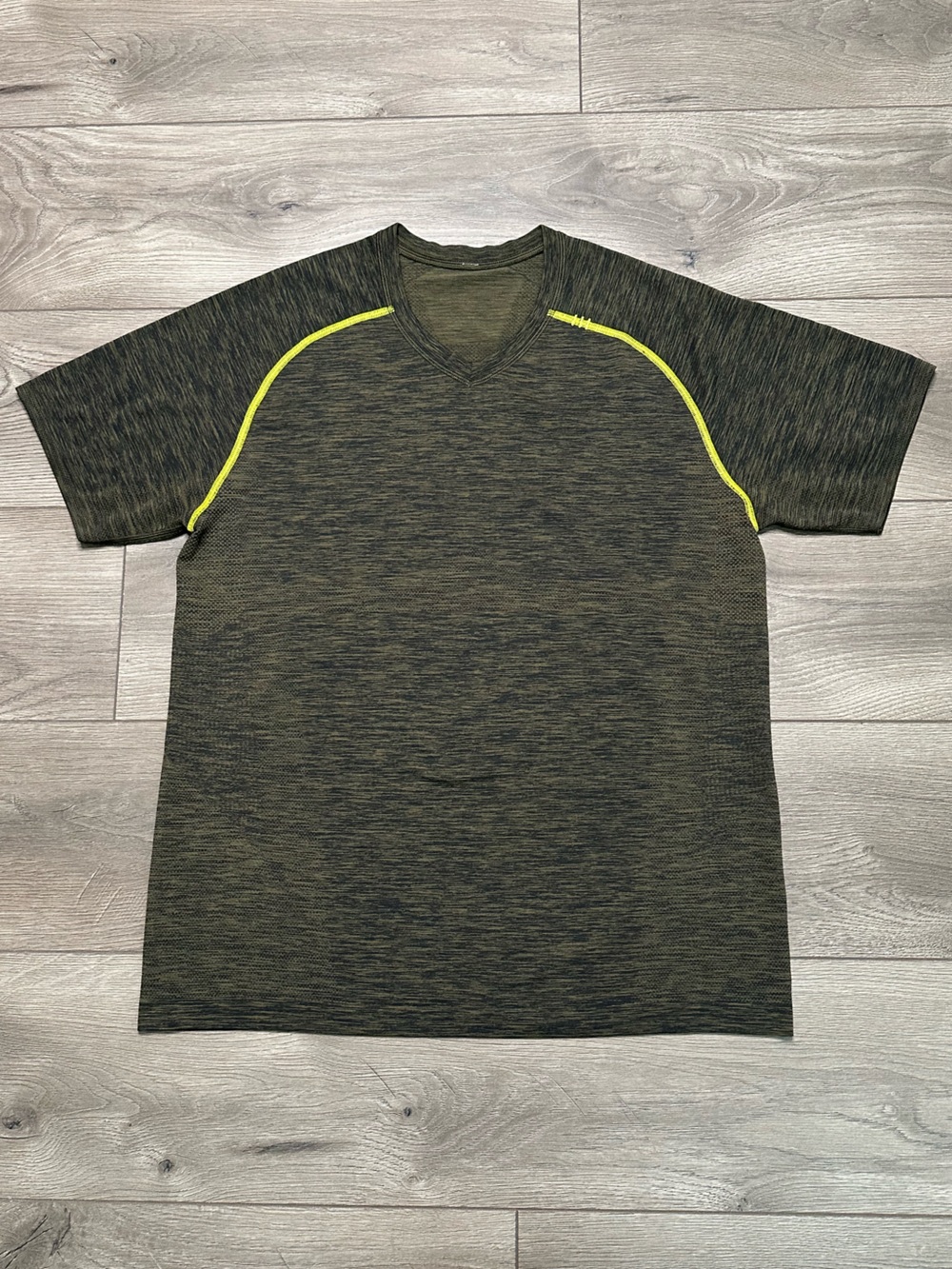 Lululemon Metal Vent V Neck Short Sleeve Tee Shirt Green Yellow Size Large